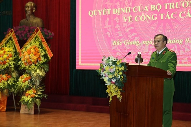 Trung tướng Nguyễn Văn Long - Thứ trưởng Bộ Công an phát biểu, giao nhiệm vụ cho tân Giám đốc Công an tỉnh Bắc Giang