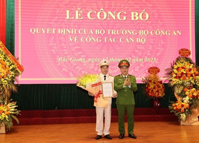 Trung tướng Nguyễn Văn Long - Thứ trưởng Bộ Công an trao quyết định điều động, bổ nhiệm Đại tá Nguyễn Quang Vinh giữ chức vụ Giám đốc Công an tỉnh Bắc Giang