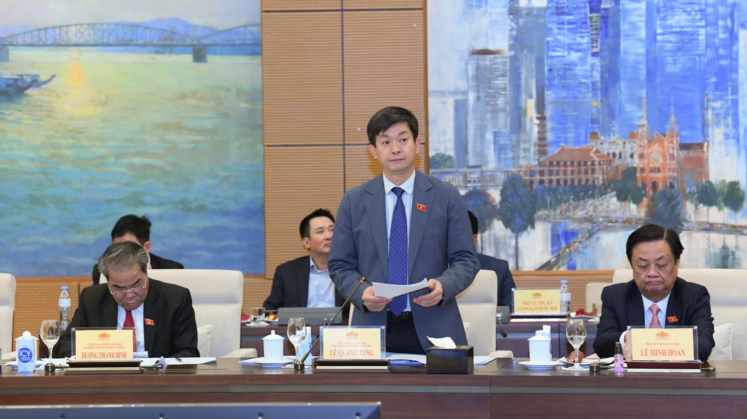 Tổng Thư ký Quốc hội, Chủ nhiệm Văn phòng Quốc hội Lê Quang Tùng trình bày Tờ trình dự thảo Nghị quyết. Ảnh: Lâm Hiển