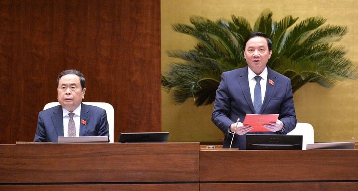 NA Vice Chairman Nguyen Khac Dinh chairs the session. Photo: Ho Long qh01-thnmb2.jpg
