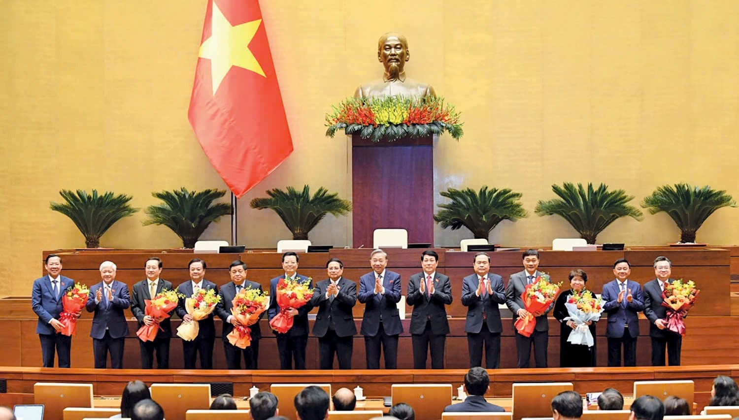 18225lanh-dao-dang-nha-nuoc-tang-hoa-chuc-mung.jpg