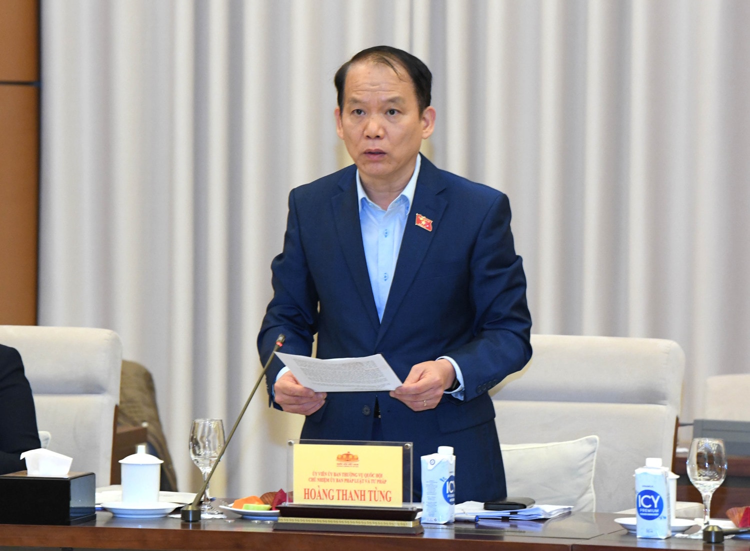 Chủ nhiệm Ủy ban Pháp luật và Tư pháp Hoàng Thanh Tùng trình bày Báo cáo thẩm tra dự thảo Nghị quyết. Ảnh: Lâm Hiển