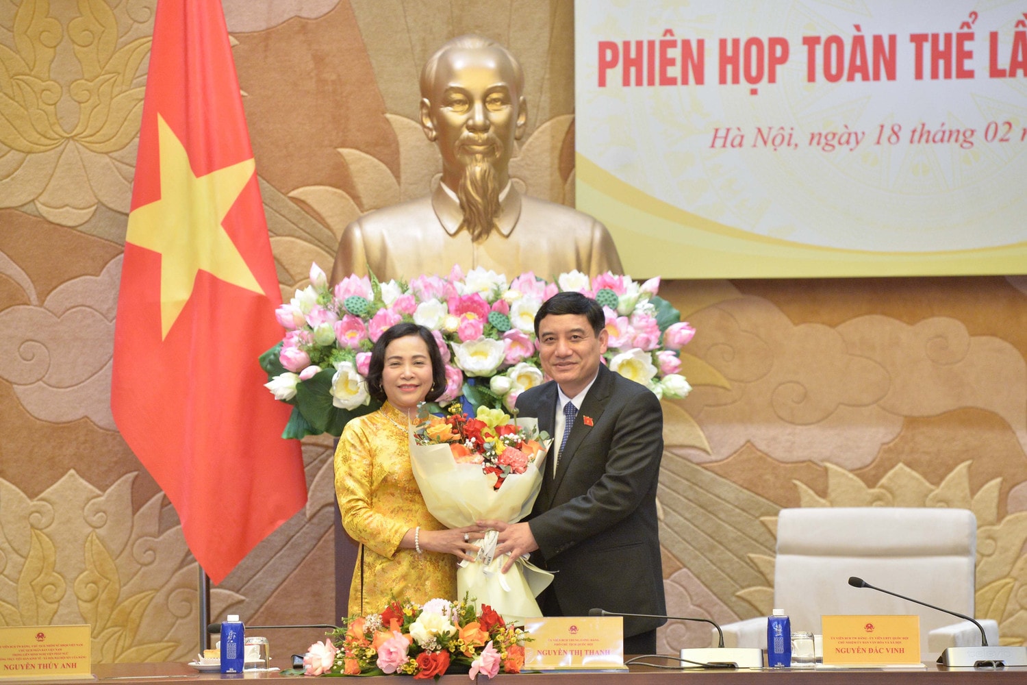 Phó Chủ tịch Quốc hội Nguyễn Thị Thanh chúc mừng Chủ nhiệm Ủy ban Văn hóa và Xã hội Nguyễn Đắc Vinh