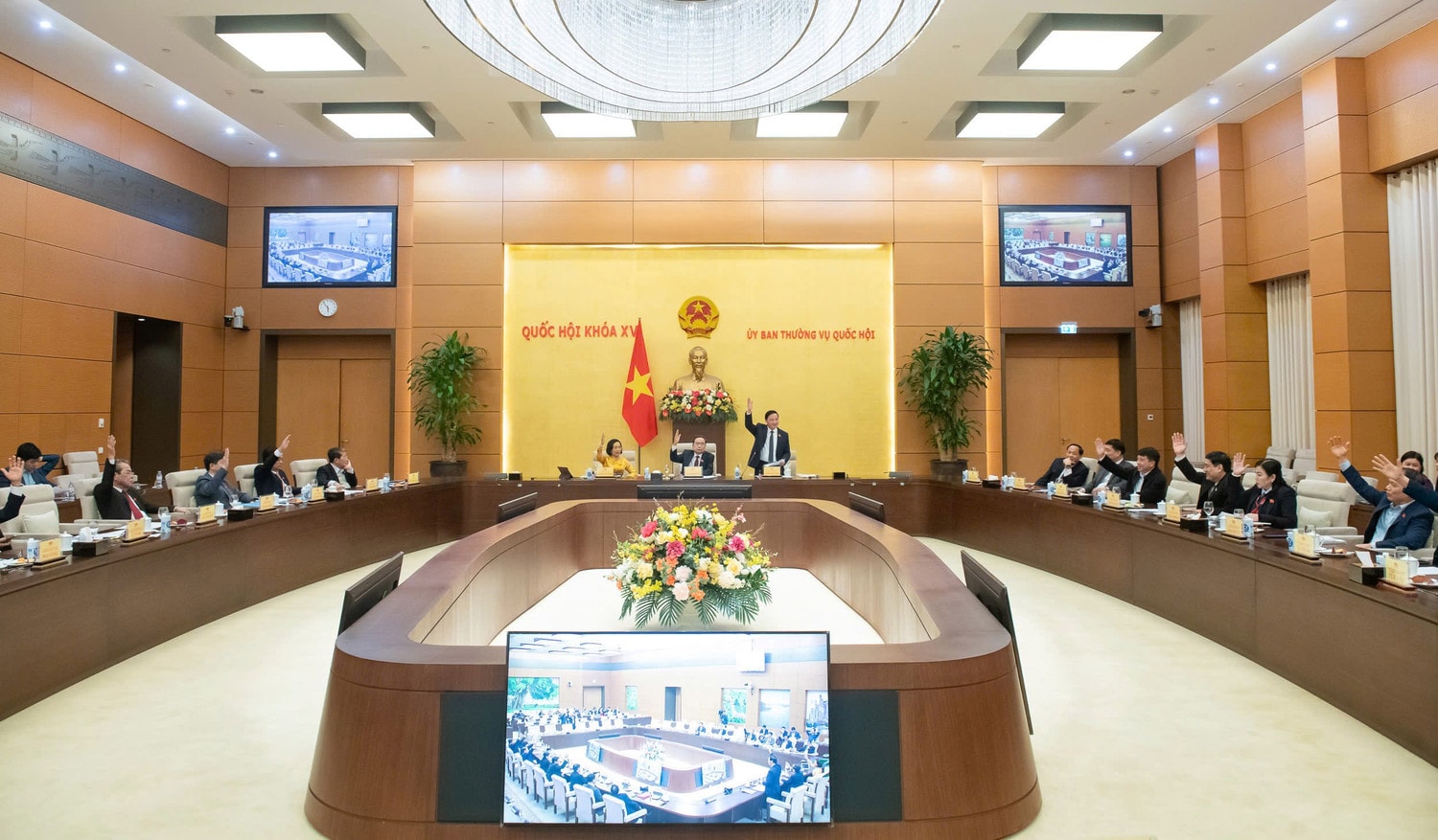 Biểu quyết thông qua Nghị quyết của Ủy ban Thường vụ Quốc hội về nhiệm vụ, quyền hạn, cơ cấu các cơ quan của Quốc hội. Ảnh: Lâm Hiển