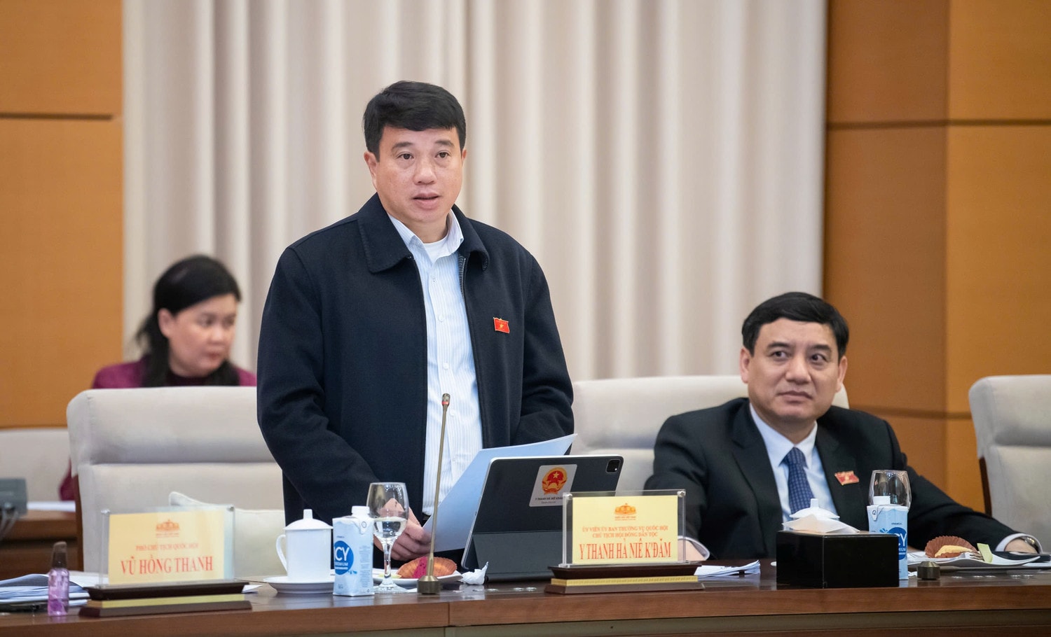 Chủ tịch Hội đồng dân tộc Y Thanh Hà Niê K'đăm phát biểu. Ảnh: Lâm Hiển