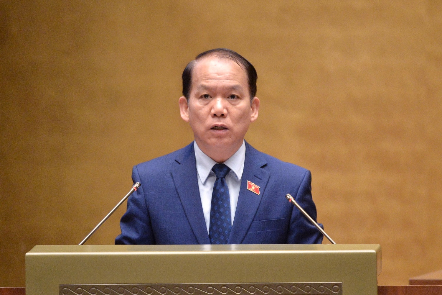 Ủy viên Ủy ban Thường vụ Quốc hội Hoàng Thanh Tùng trình bày Báo cáo giải trình, tiếp thu, chỉnh lý dự thảo Luật Tổ chức Chính phủ (sửa đổi). Ảnh: Hồ Long