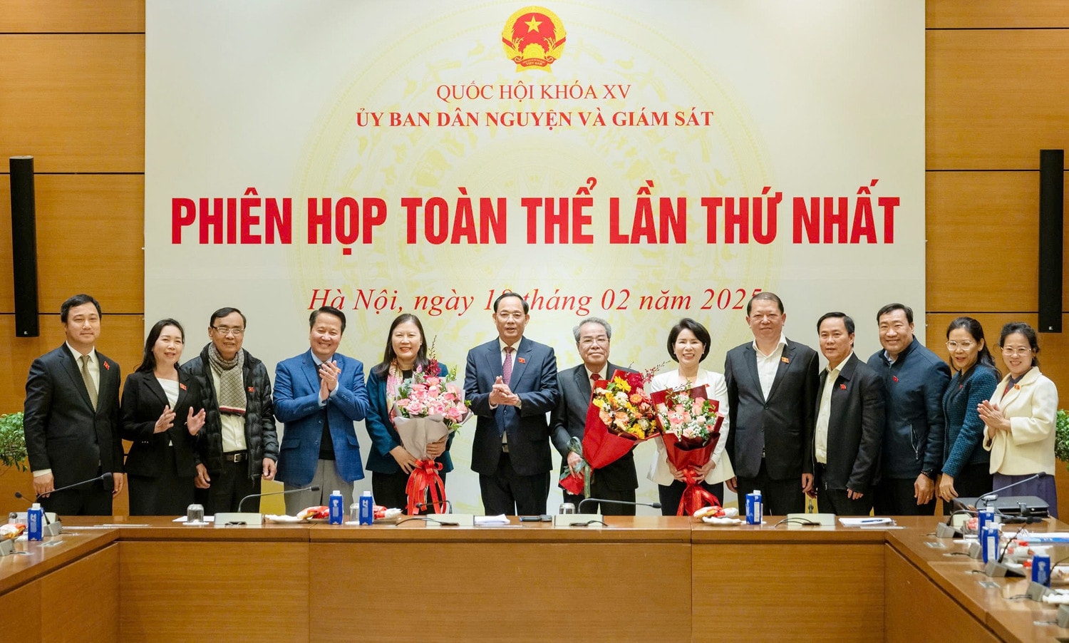 Phó Chủ tịch Quốc hội, Thượng tướng Trần Quang Phương tặng hoa chúc mừng Lãnh đạo và thành viên Ủy ban Dân nguyện và Giám sát