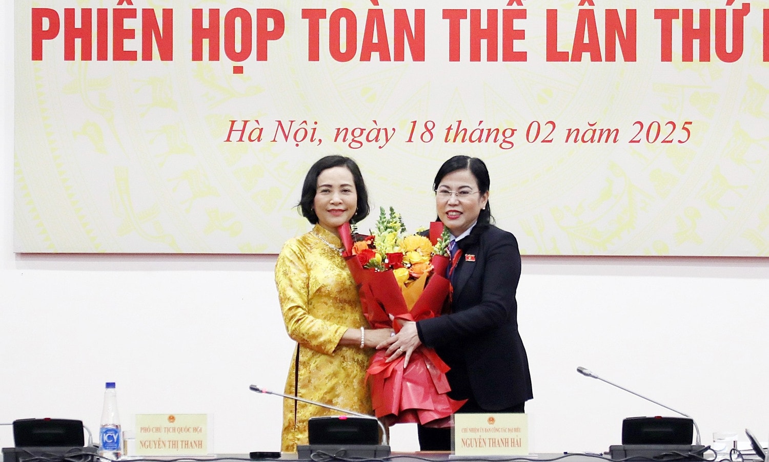 Phó Chủ tịch Quốc hội Nguyễn Thị Thanh tặng hoa chúc mừng Chủ nhiệm Ủy ban Công tác đại biểu Nguyễn Thanh Hải