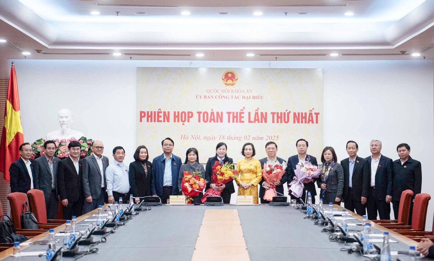 Phó Chủ tịch Quốc hội Nguyễn Thị Thanh chụp ảnh lưu niệm cùng các thành viên Ủy ban Công tác đại biểu