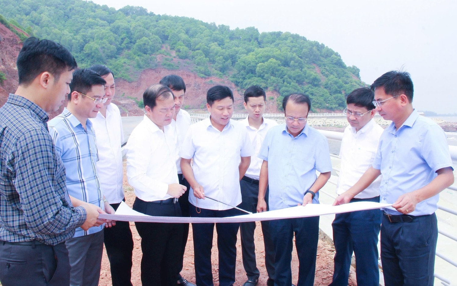 Phó Chủ tịch Thường trực HĐND tỉnh Nguyễn Nam Đình và Đoàn khảo sát một số công trình, dự án đầu tư công trọng điểm. Nguồn: Báo Nghệ An