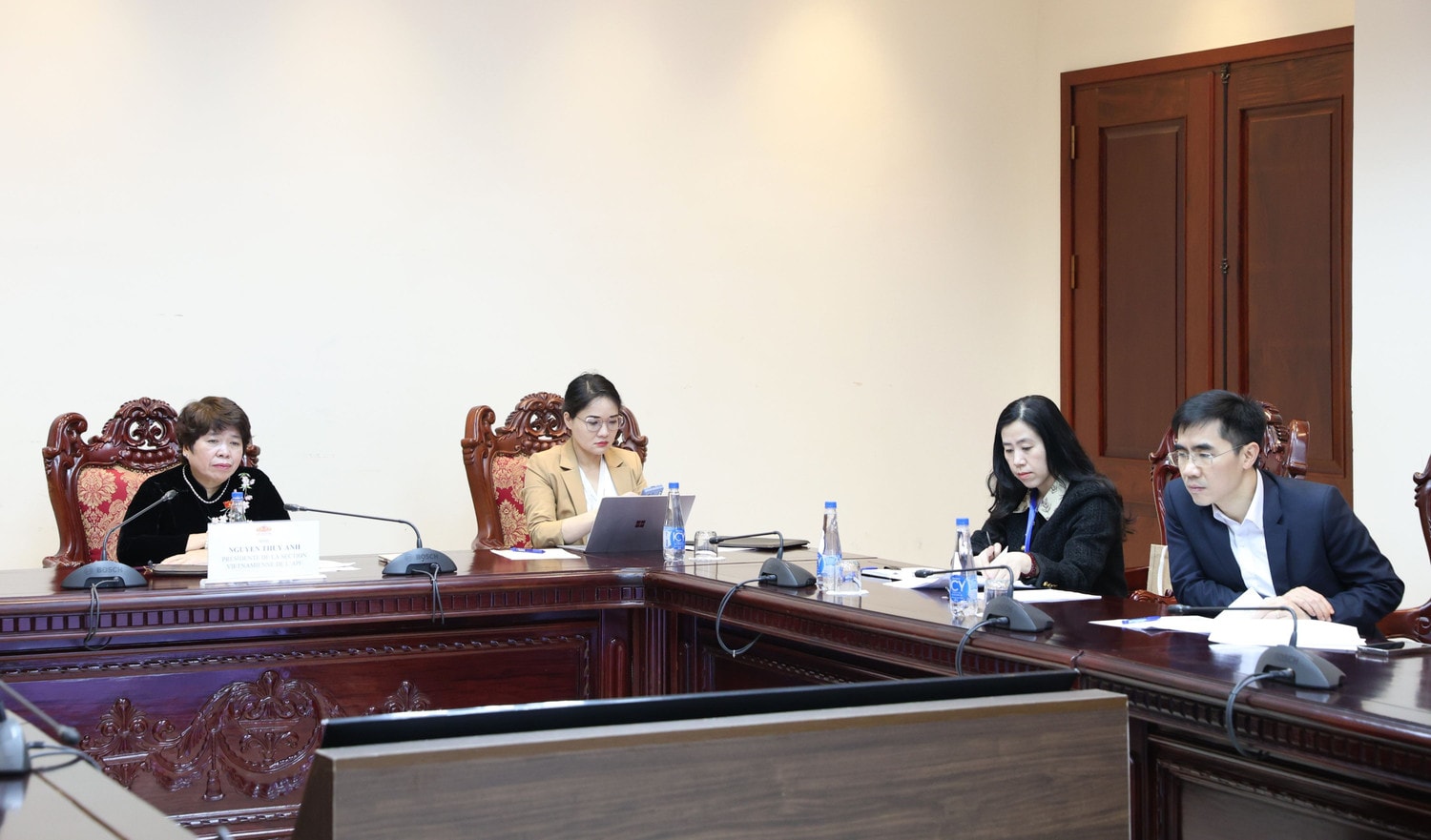 Chủ tịch Phân ban Việt Nam trong Liên minh Nghị viện Pháp ngữ (APF) Nguyễn Thúy Anh và các đại biểu tham dự Hội nghị trực tuyến tại điểm cầu trụ sở Văn phòng Quốc hội - 22 Hùng Vương, Hà Nội