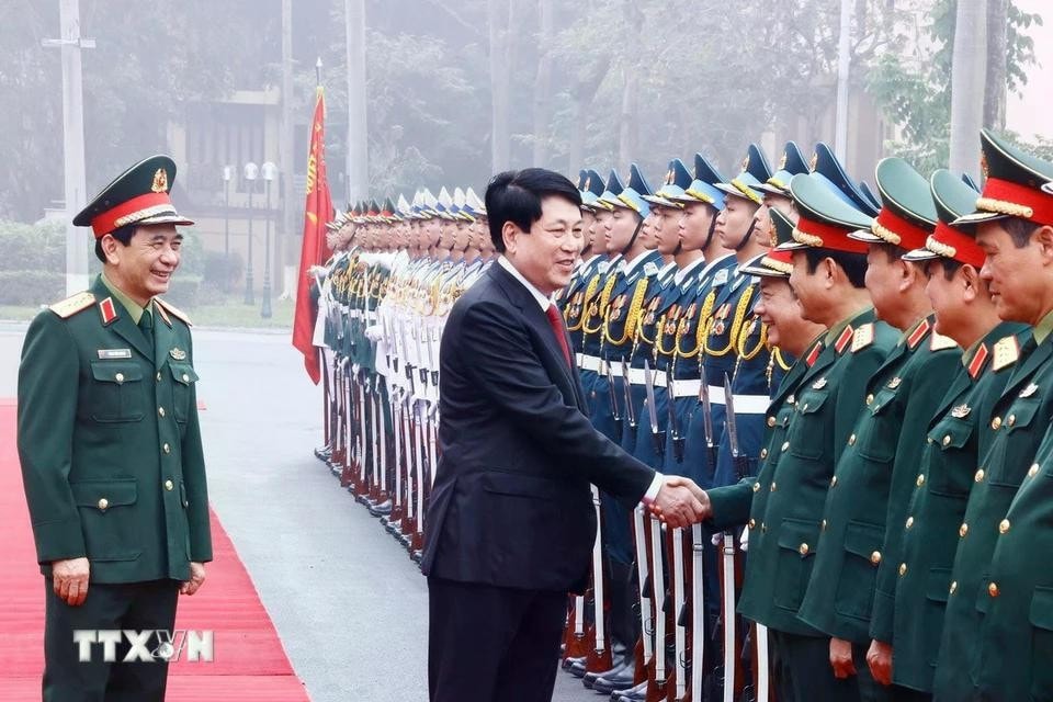 Chủ tịch nước Lương Cường và lãnh đạo Bộ Quốc phòng. Ảnh: Lâm Khánh/TTXVN