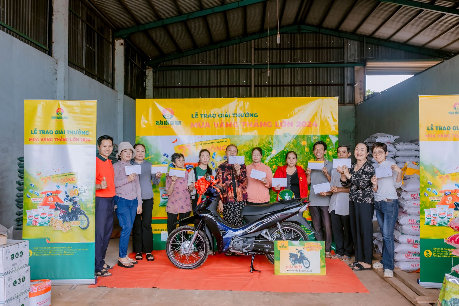 h2-nhung-nu-cuoi-hanh-phuc-cua-ba-con-nong-dan.jpg