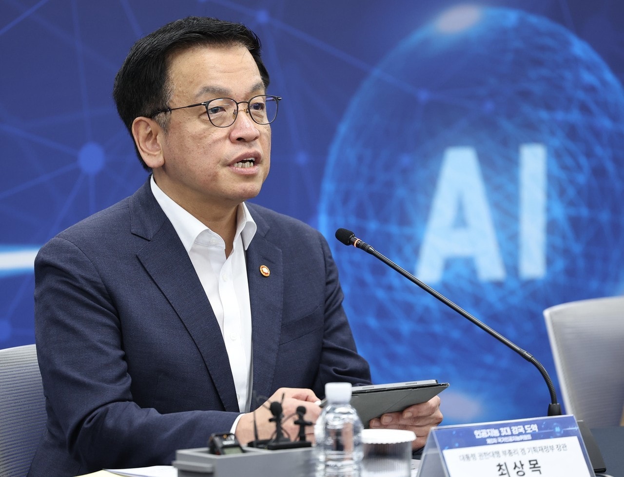 Quyền Tổng thống Hàn Quốc Choi Sang-mok phát biểu tại cuộc họp của Ủy ban Trí tuệ nhân tạo quốc gia ngày 19.2. Ảnh: Yonhap