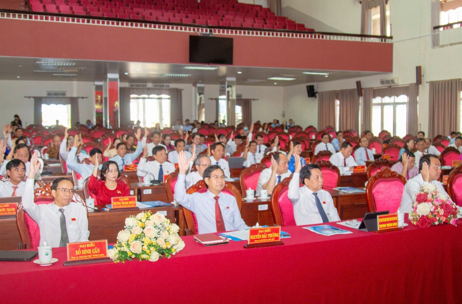 Đại biểu HĐND tỉnh biểu quyết thông qua các nghị quyết tại kỳ họp