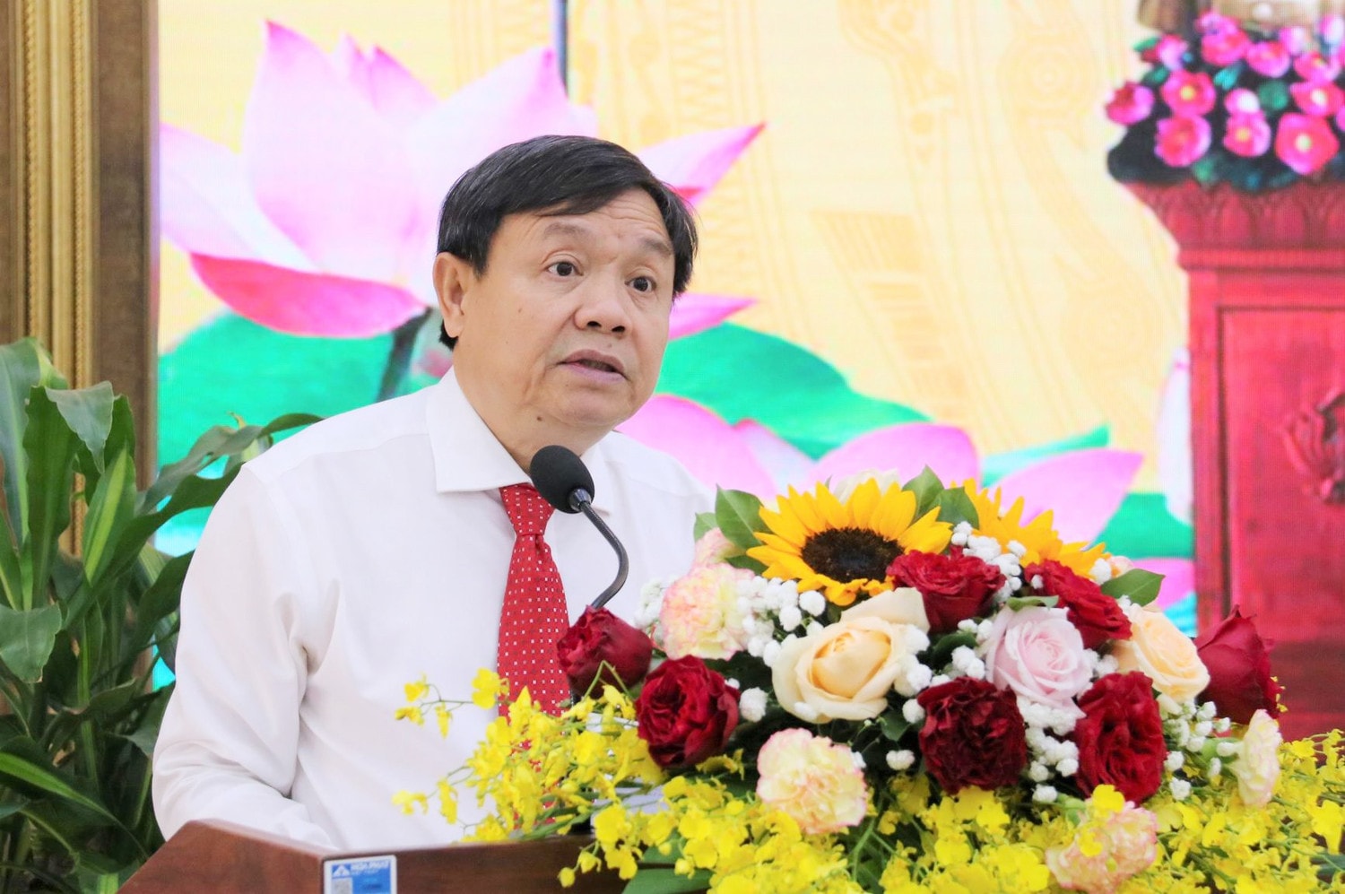 Phó Bí thư Thường trực, Chủ tịch HĐND tỉnh Phan Văn Thắng phát biểu tại kỳ họp