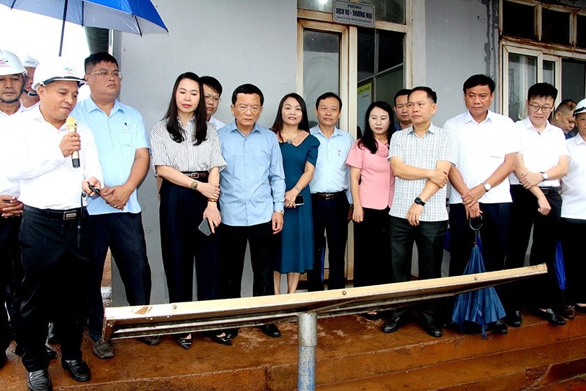 Đoàn giám sát khảo sát thực tế tại Tổng công ty Khoáng sản và Thương mại Hà Tĩnh. Ảnh: Châu San