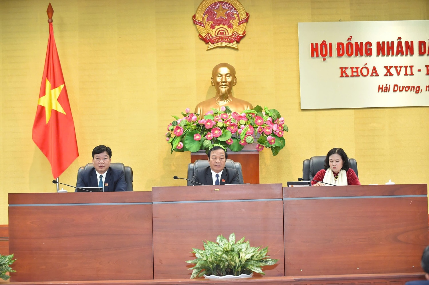Chủ tọa điều hành kỳ họp
