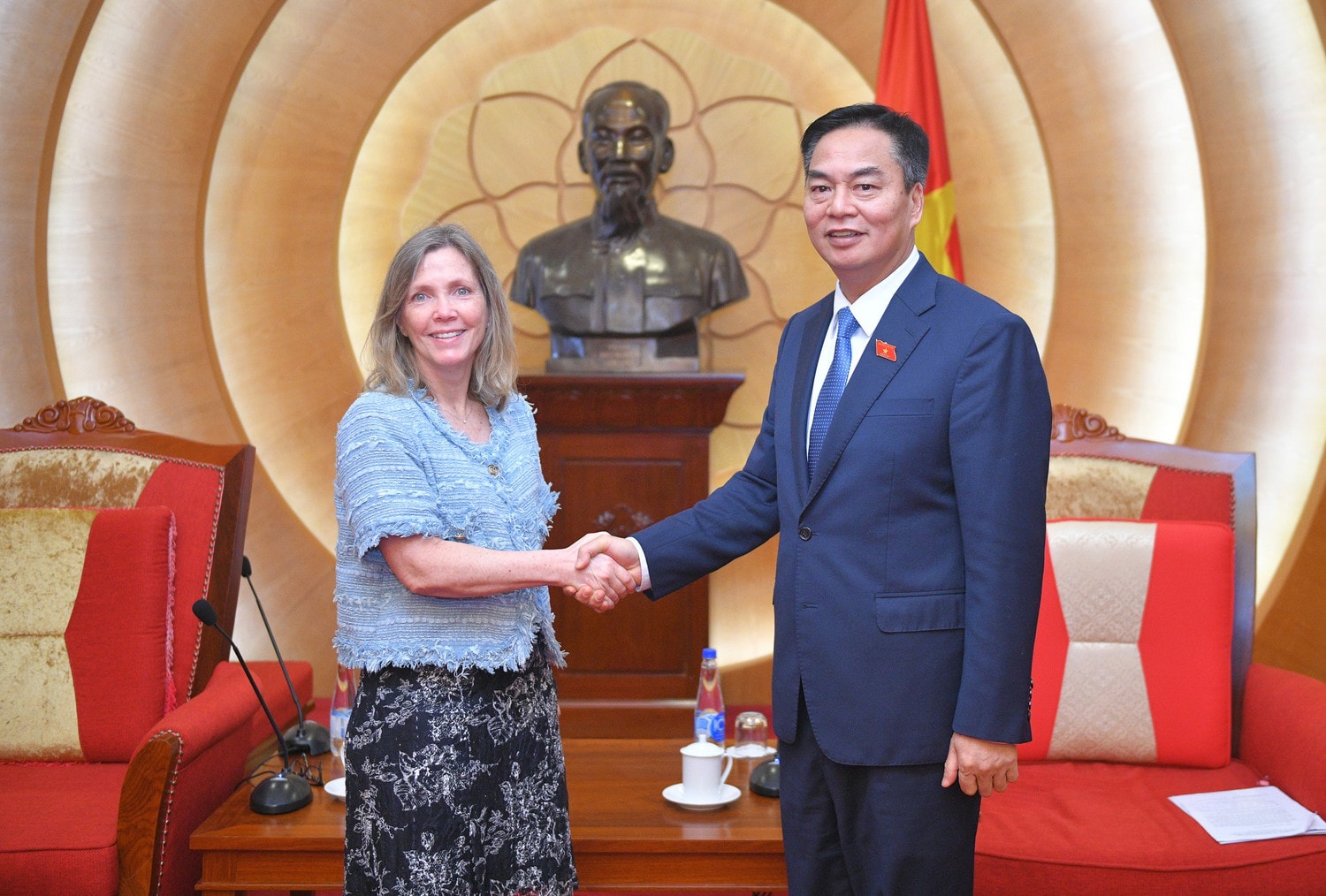 pho-chu-nhiem-uy-ban-quoc-phong-an-ninh-doi-ngoai-do-quang-thanh-tiep-thu-truong-bo-quoc-phong-canada.jpg