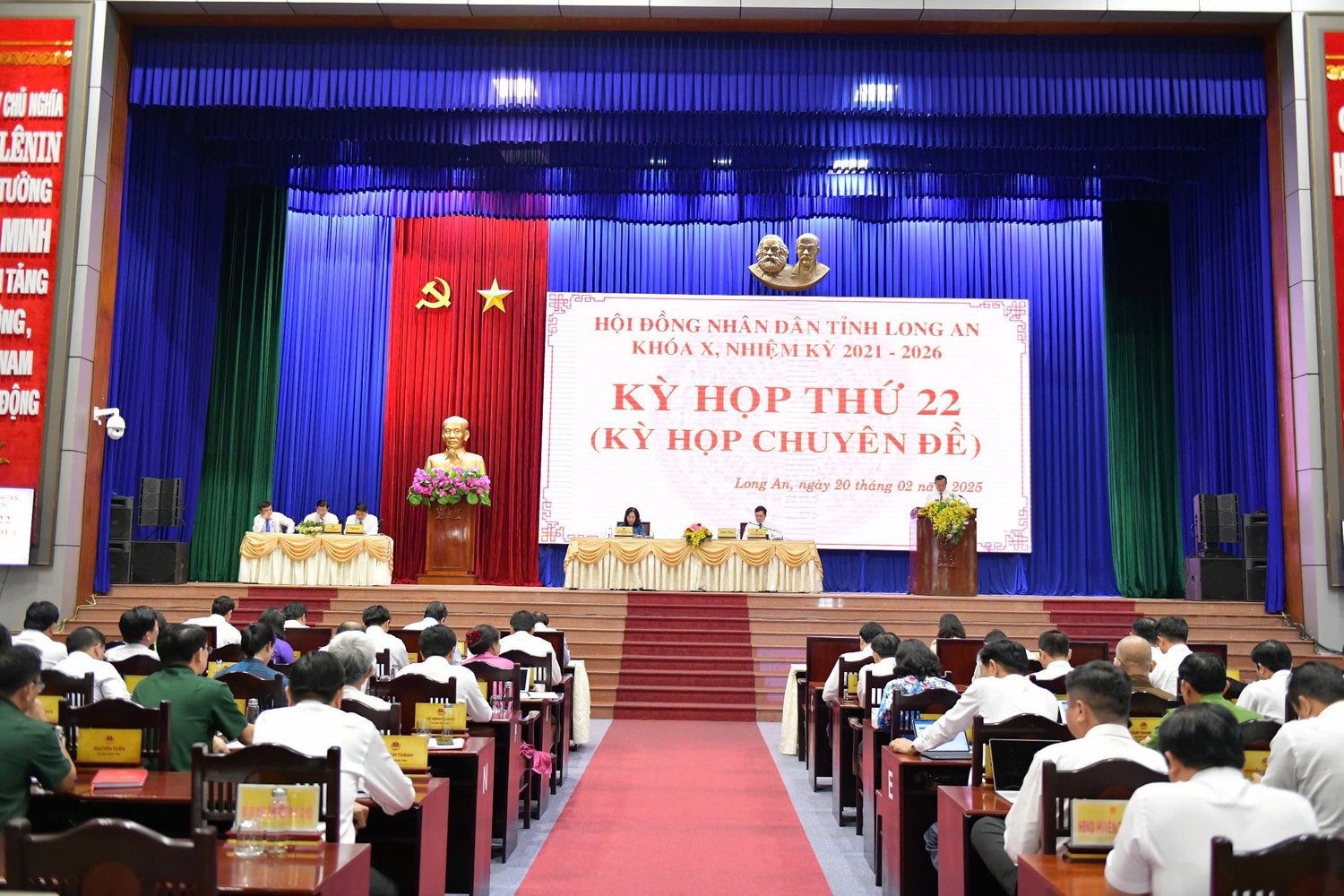 Quang cảnh kỳ họp