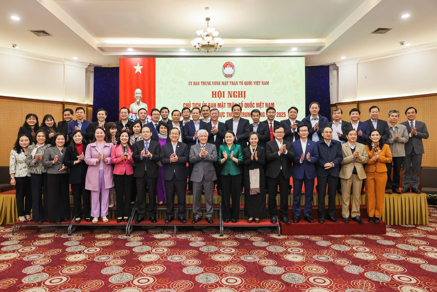 Chủ tịch Ủy ban Trung ương MTTQ Việt Nam Đỗ Văn Chiến và các đại biểu chụp ảnh lưu niệm