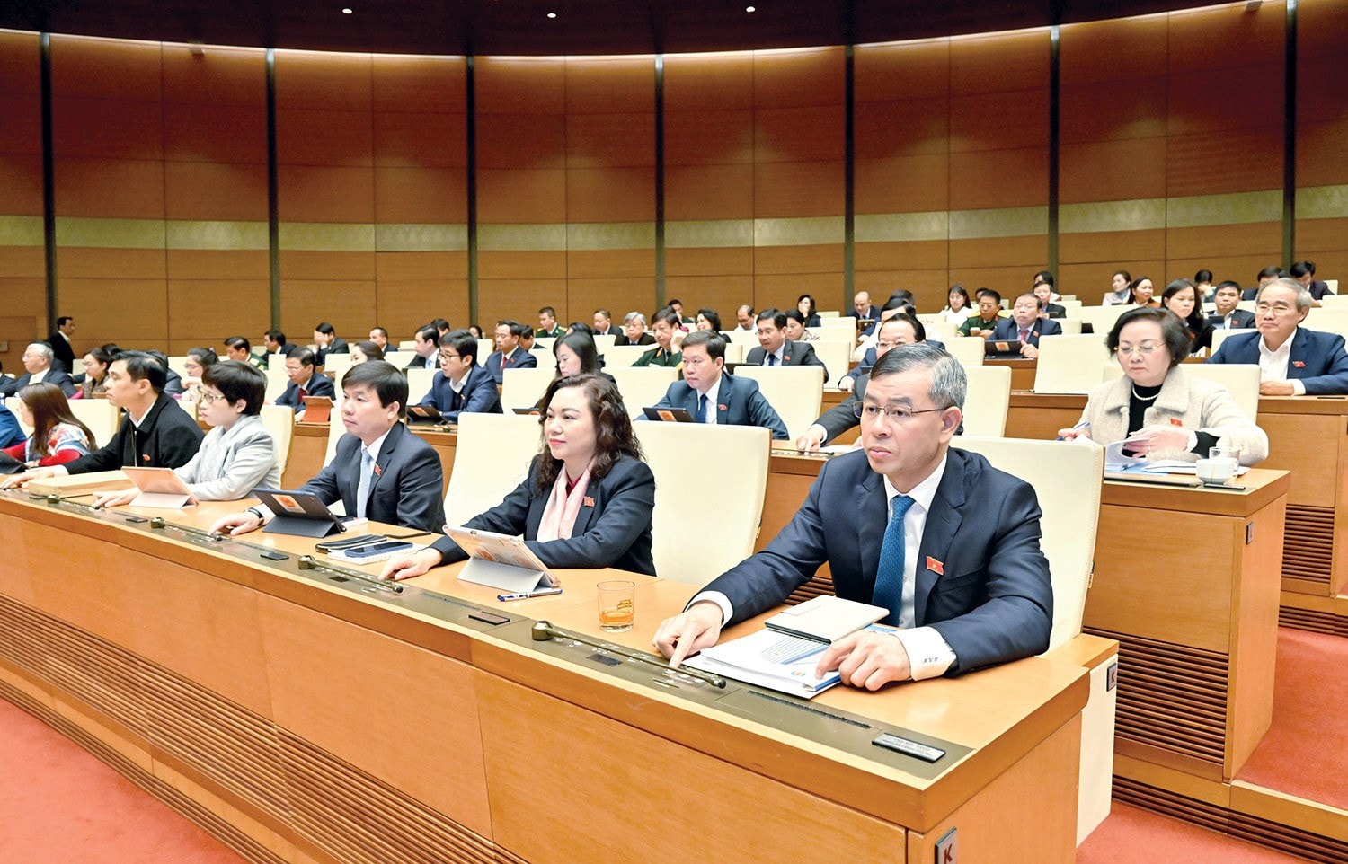 Các ĐBQH biểu quyết thông qua Nghị quyết của Quốc hội về bổ sung kế hoạch phát triển KT - XH năm 2025 với mục tiêu tăng trưởng đạt 8% trở lên