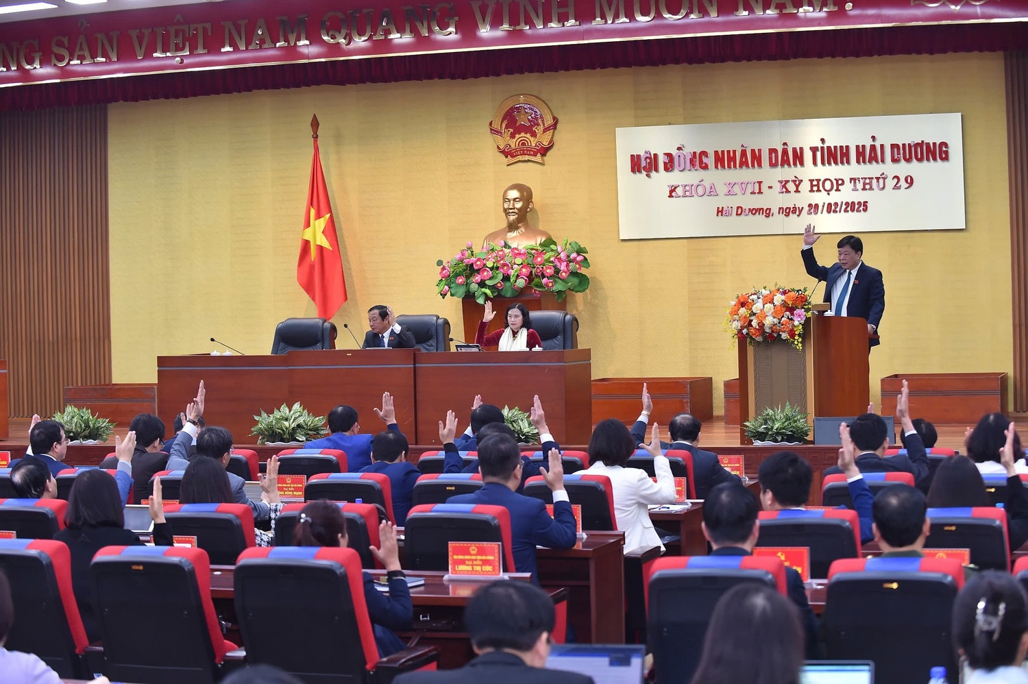 Các đại biểu biểu quyết thông qua nghị quyết tại Kỳ họp thứ 29, HĐND tỉnh Hải Dương. Ảnh: Thành Chung