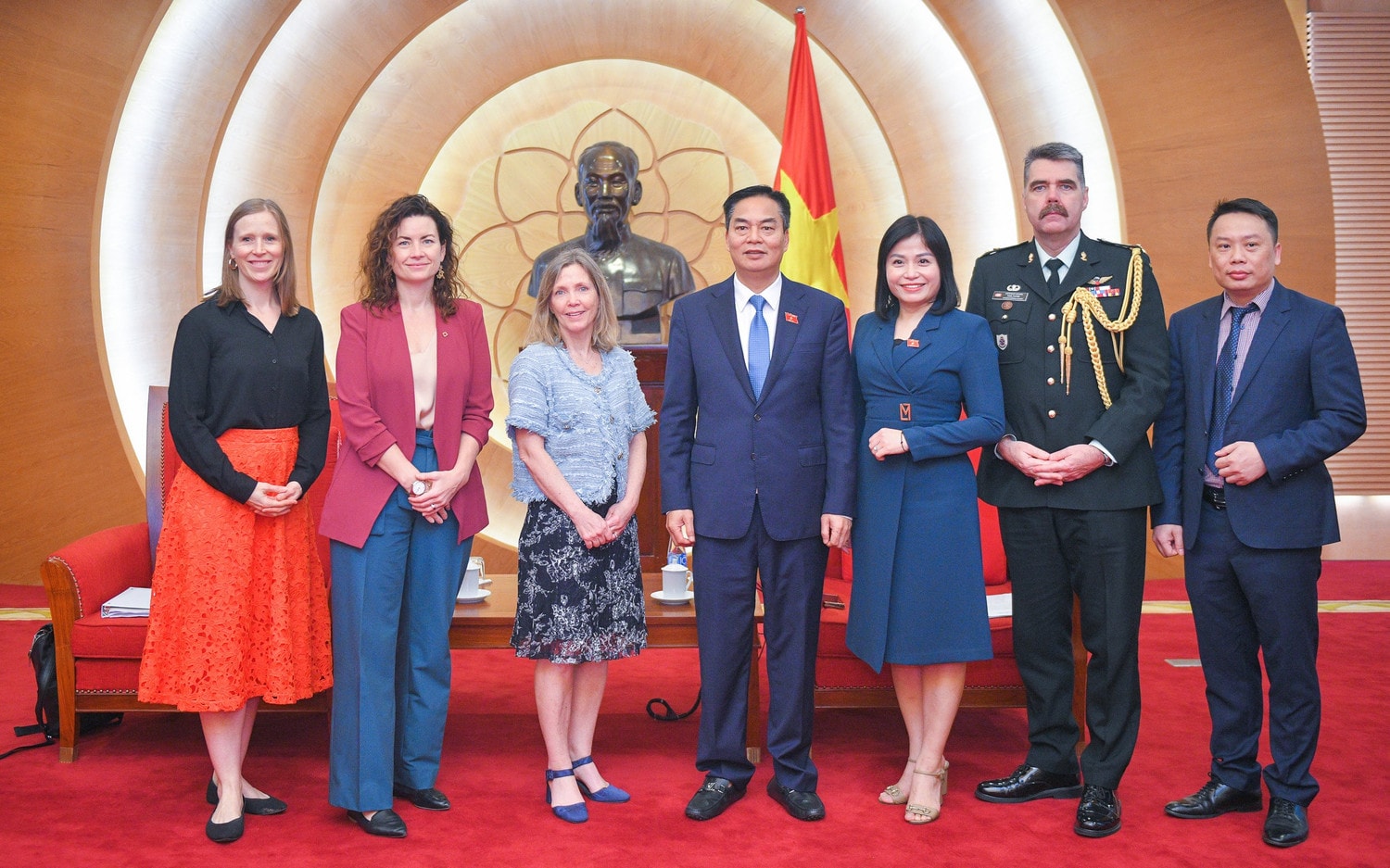 Phó Chủ nhiệm Ủy ban Quốc phòng, An ninh và Đối ngoại Đỗ Quang Thành và Thứ trưởng Bộ Quốc phòng Canada với các đại biểu dự cuộc tiếp