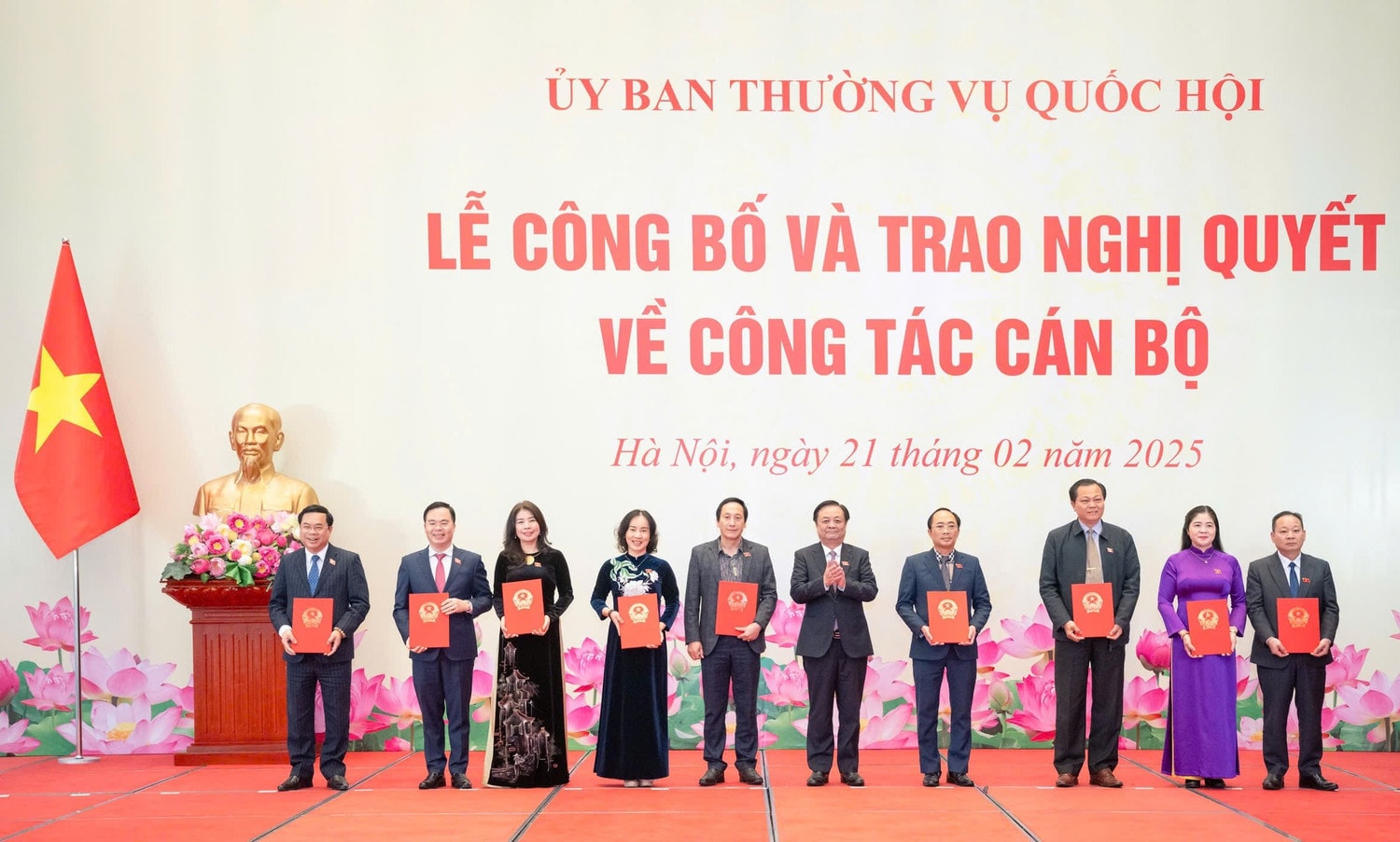Phó Chủ tịch Quốc hội Lê Minh Hoan với các Đại biểu Quốc hội chuyên trách tại Hội đồng Dân tộc, Ủy ban Khoa học, Công nghệ và Môi trường, Văn phòng Quốc hội. Ảnh: Hồ Long