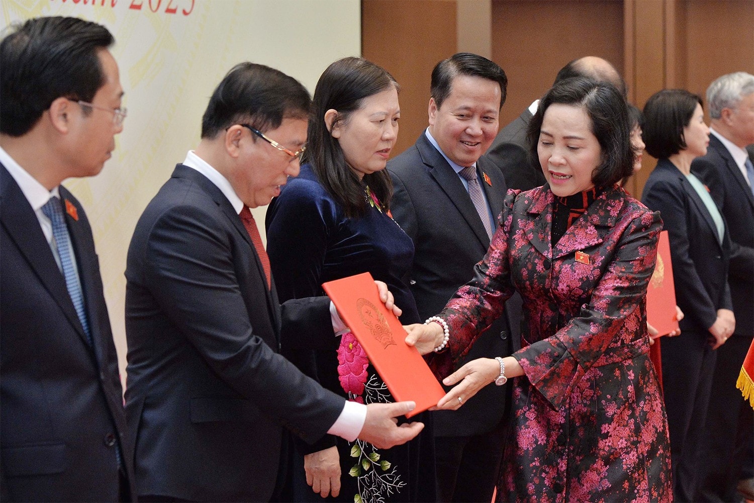 Phó Chủ tịch Quốc hội Nguyễn Thị Thanh trao Nghị quyết phê chuẩn các Phó Chủ nhiệm và các Ủy viên là đại biểu Quốc hội chuyên trách của Ủy ban Công tác đại biểu. Ảnh: Hồ Long