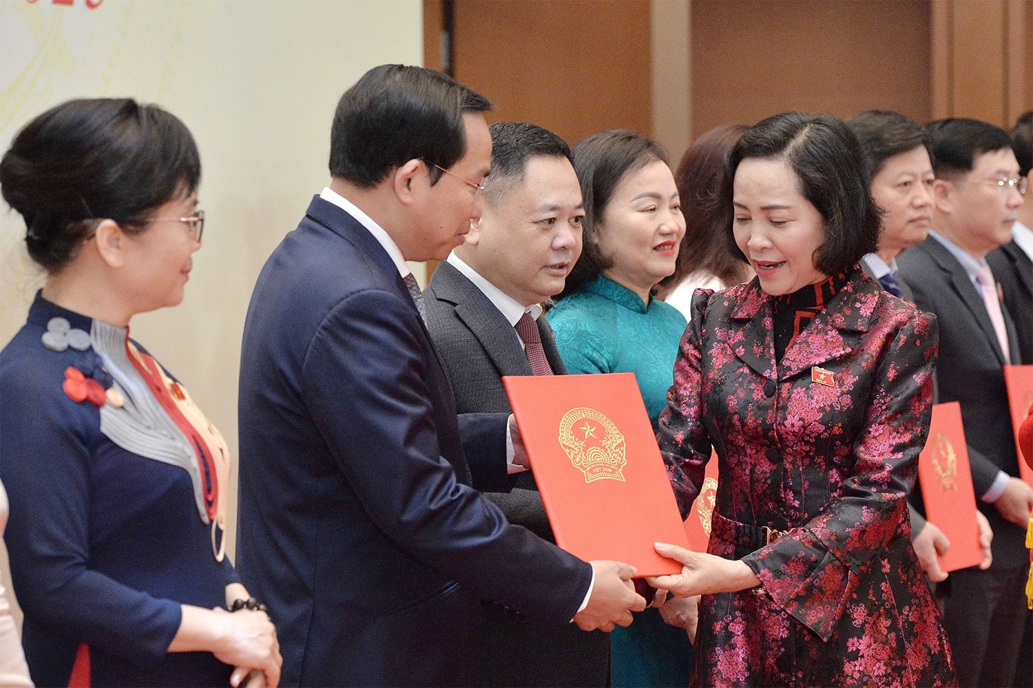 Phó Chủ tịch Quốc hội Nguyễn Thị Thanh trao Nghị quyết phê chuẩn các Phó Chủ nhiệm và các Ủy viên là đại biểu Quốc hội chuyên trách của Ủy ban Kinh tế và Tài chính. Ảnh: Hồ Long