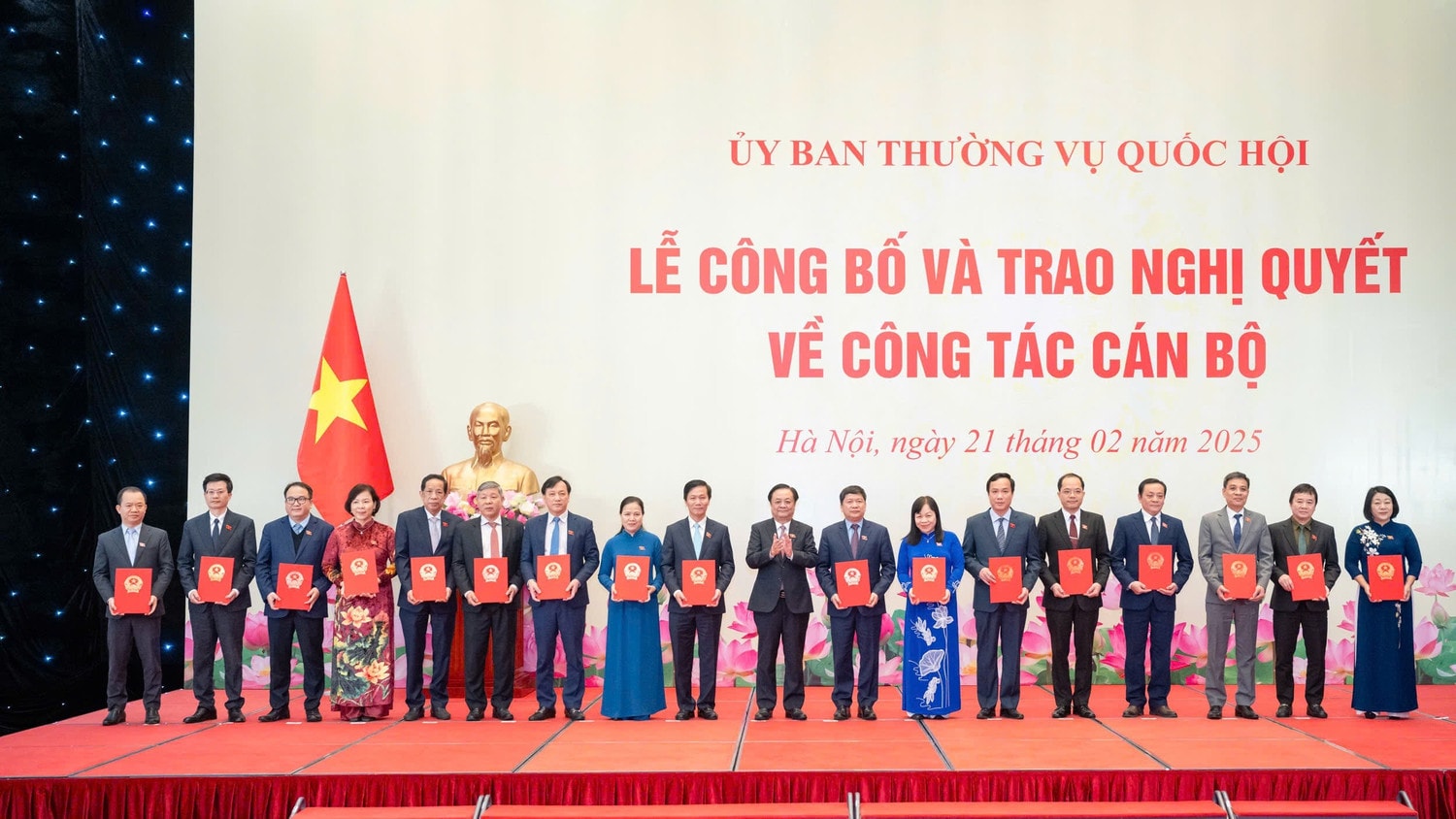 Phó Chủ tịch Quốc hội Lê Minh Hoan với các Phó Chủ nhiệm và các Ủy viên là đại biểu Quốc hội chuyên trách của Ủy ban Văn hóa và Xã hội. Ảnh: Hồ Long