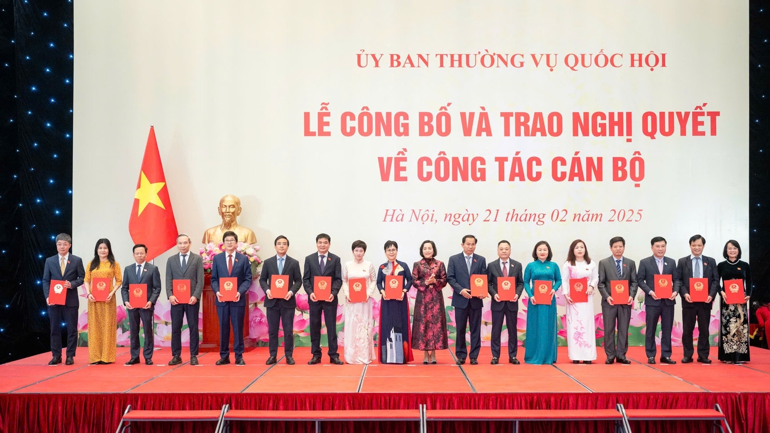 Phó Chủ tịch Quốc hội Nguyễn Thị Thanh với các Phó Chủ nhiệm và các Ủy viên là đại biểu Quốc hội chuyên trách của Ủy ban Kinh tế và Tài chính. Ảnh: Hồ Long