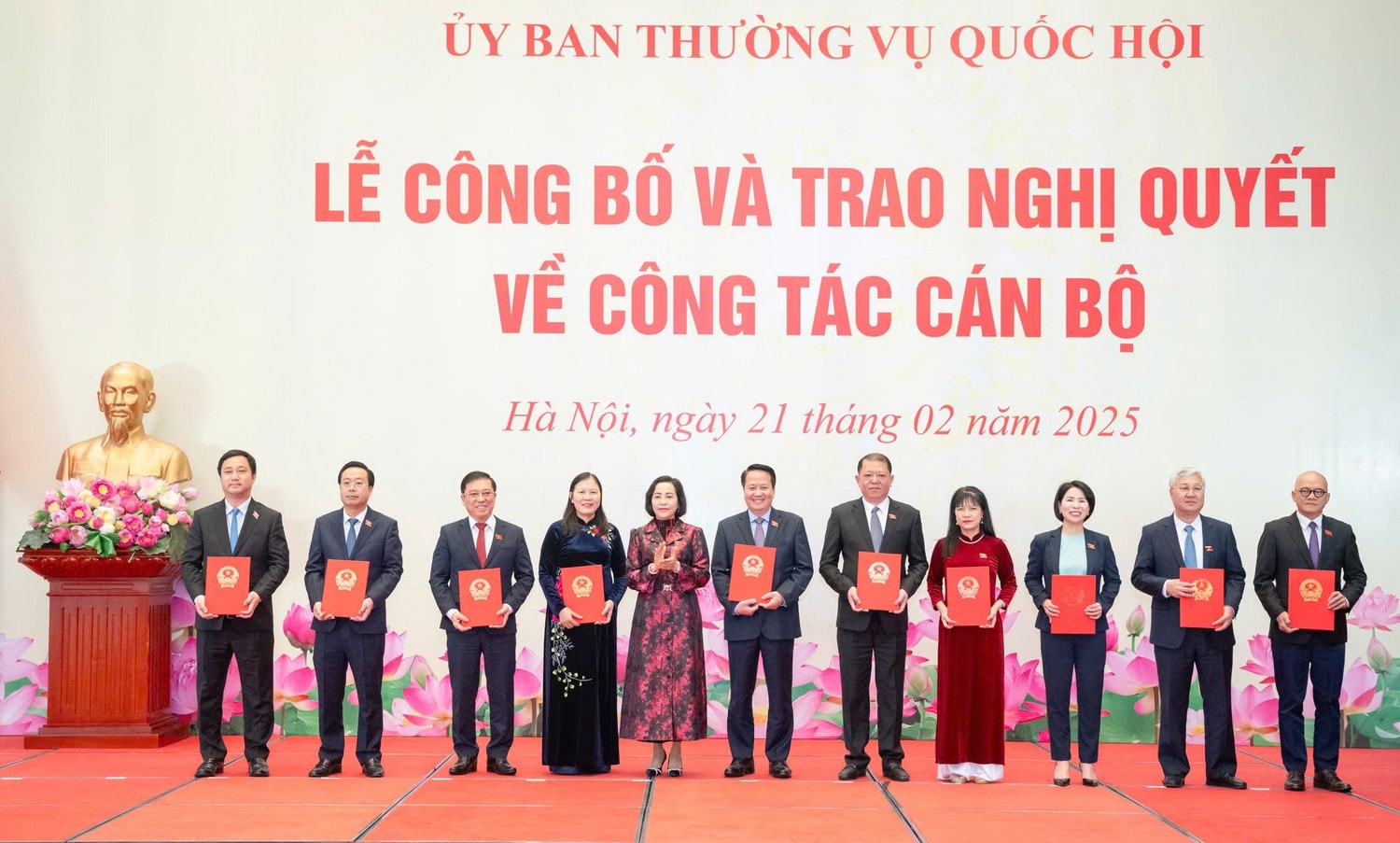 Phó Chủ tịch Quốc hội Nguyễn Thị Thanh với các Phó Chủ nhiệm và các Ủy viên là đại biểu Quốc hội chuyên trách của Ủy ban Công tác đại biểu và Ủy ban Dân nguyện và Giám sát. Ảnh: Hồ Long