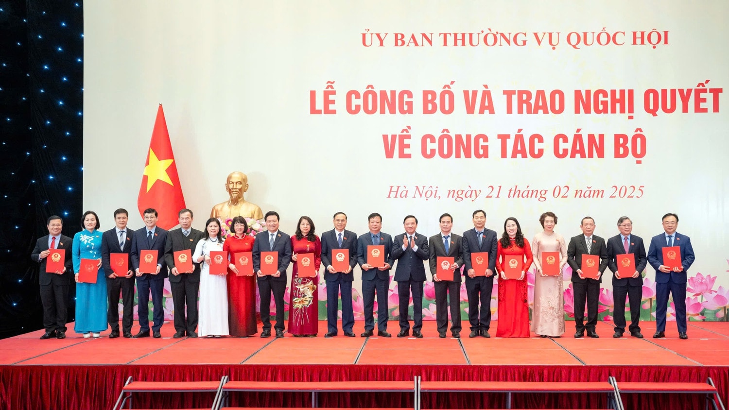 Phó Chủ tịch Quốc hội Nguyễn Khắc Định với các Phó Chủ nhiệm và các Ủy viên là đại biểu Quốc hội chuyên trách của Ủy ban Pháp luật và Tư pháp. Ảnh: Hồ Long