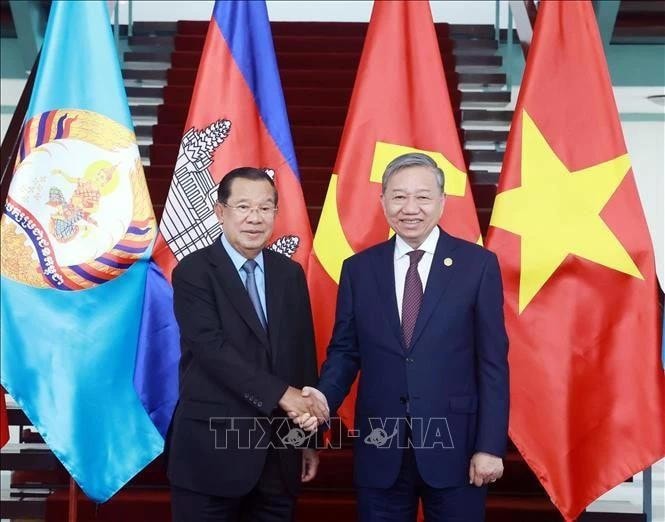 General Secretary of the Communist Party of Vietnam (CPV) Central Committee To Lam (R), and President of the Cambodian People's Party (CPP) and President of the Cambodian Senate Hun Sen at the meeting in Ho Chi Minh City. (Photo: VNA) img-7502.jpg