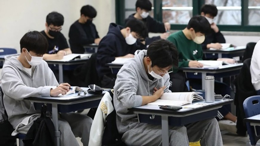 Các thí sinh Hàn Quốc dự thi đại học ở Seoul. Ảnh: AFP