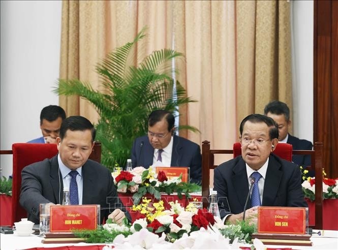 Chủ tịch Đảng Nhân dân Campuchia, Chủ tịch Thượng viện Campuchia Hun Sen và Thủ tướng Campuchia Hun Manet tại cuộc gặp. Ảnh: Thống Nhất/TTXVN