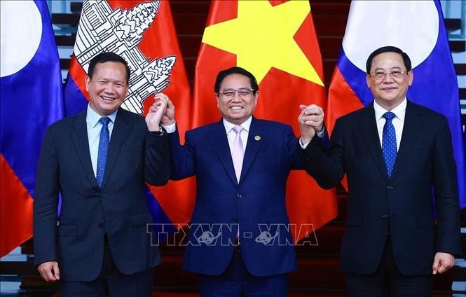 Thủ tướng Chính phủ Phạm Minh Chính cùng Thủ tướng Chính phủ Lào Sonexay Siphandone và Thủ tướng Vương quốc Campuchia Hun Manet. Ảnh: Dương Giang/TTXVN