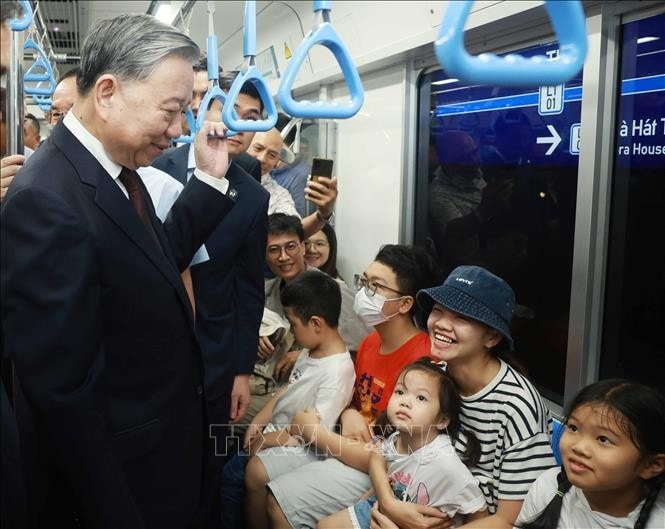 Tổng Bí thư Tô Lâm đi tàu Metro số 1 Bến Thành - Suối Tiên và trò chuyện với người dân. Ảnh: Thống Nhất/TTXVN