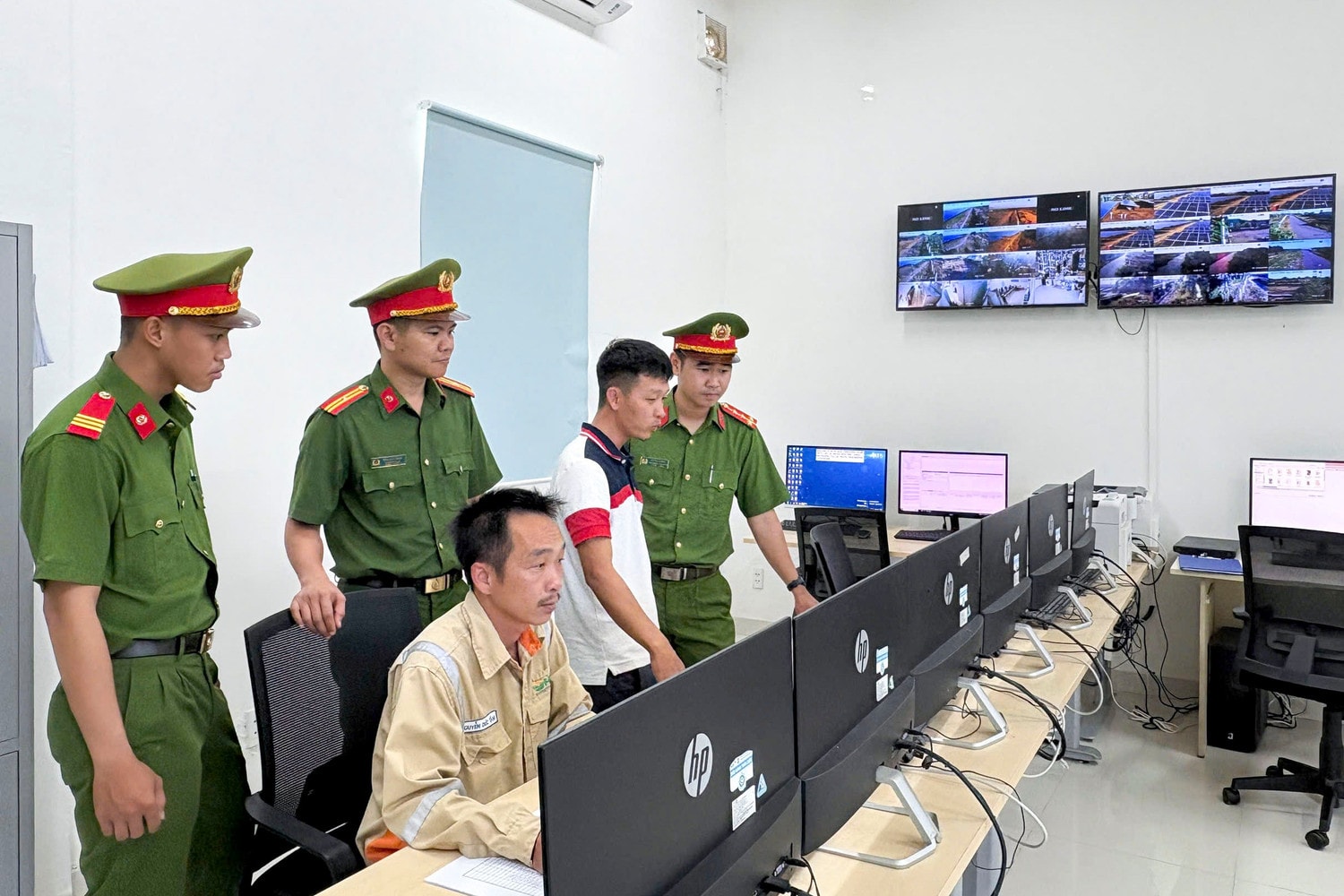 Lực lượng công an xã cũng đã tham mưu và triển khai mô hình để vận động doanh nghiệp tham gia đảm bảo ANTT