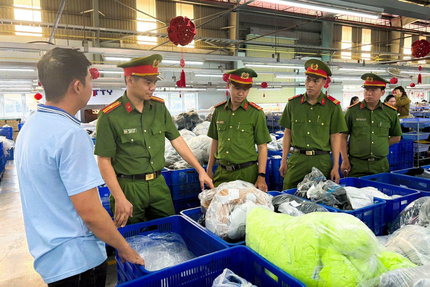 Công an xã Hàm Kiệm (Bình Thuận) tuần tra, kiểm soát tại khu Công nghiệp Hàm Kiệm II. Ảnh: Thu Hường
