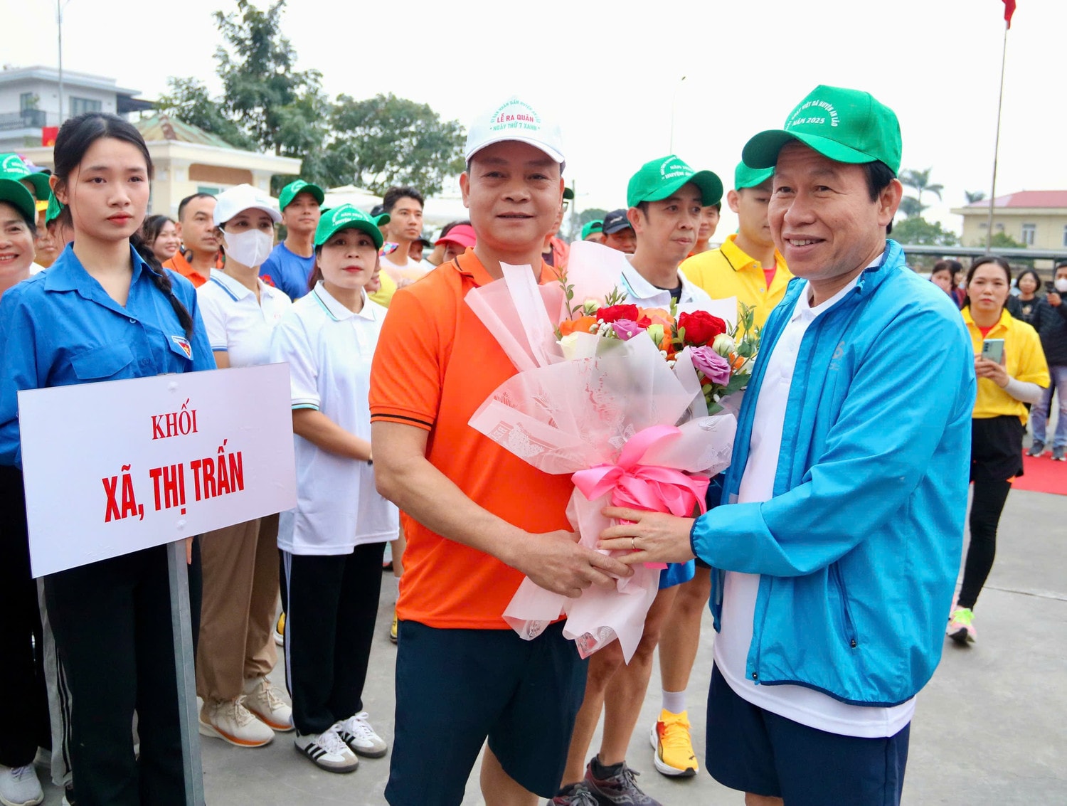 Bí thư Thành uỷ Lê Tiến Châu tặng hoa các vận động viên. Ảnh: Việt Cường