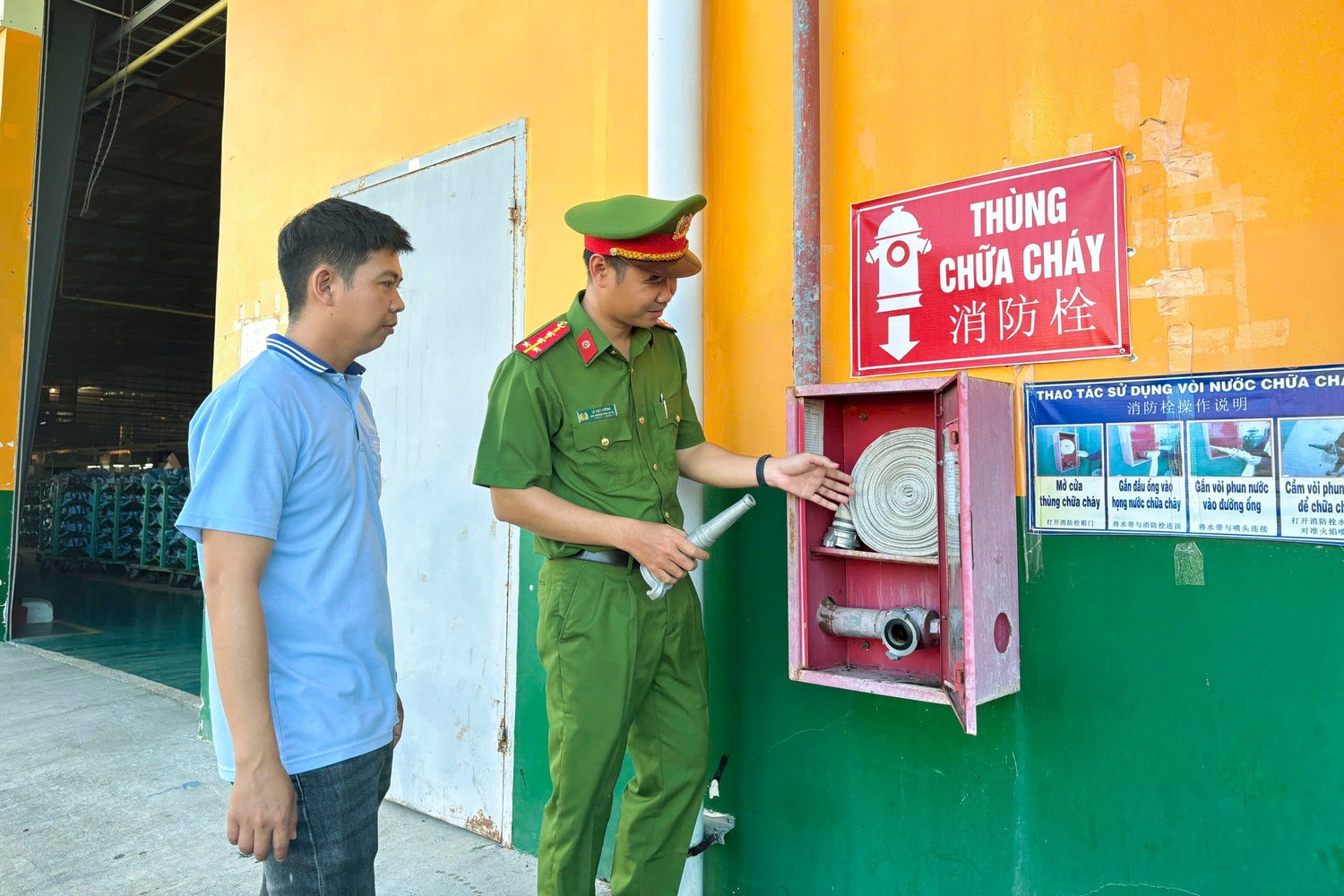 Cán bộ, chiến sĩ Công an xã Hàm Kiệm kiểm tra các thiết bị PCCC tại khu Công nghiệp Hàm Kiệm II