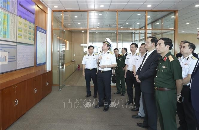 Thủ tướng Lào Sonexay Siphandone cùng đoàn công tác tham quan Trung tâm Điều hành sản xuất tại Cảng Tân cảng - Cát Lái. Ảnh: TTXVN