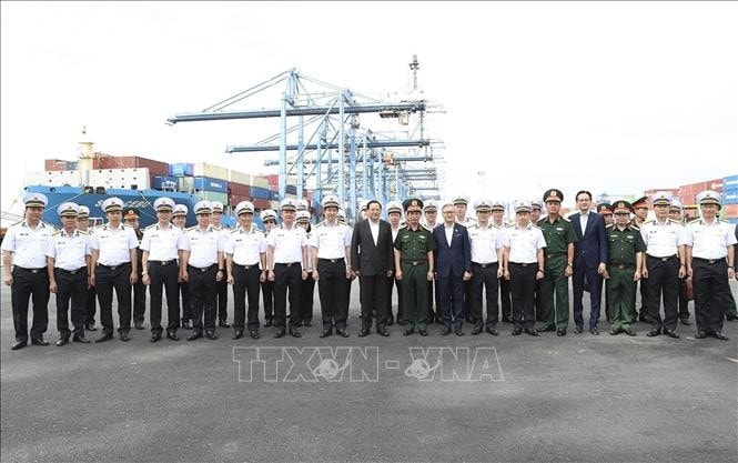 Các đại biểu hai nước chụp ảnh lưu niệm tại cầu cảng Tân cảng - Cát Lái. Ảnh: TTXVN