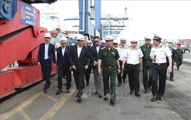 Thủ tướng Lào Sonexay Siphandone cùng đoàn công tác 2 nước tham quan Cảng Tân cảng - Cát Lái. Ảnh: TTXVN