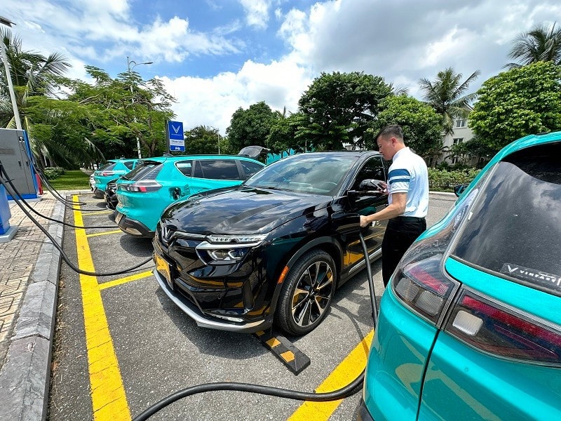 Bộ Tài chính đề xuất kéo dài thời hạn nộp lệ phí trước bạ lần đầu 0% với ô tô điện chạy pin. Nguồn: ITN