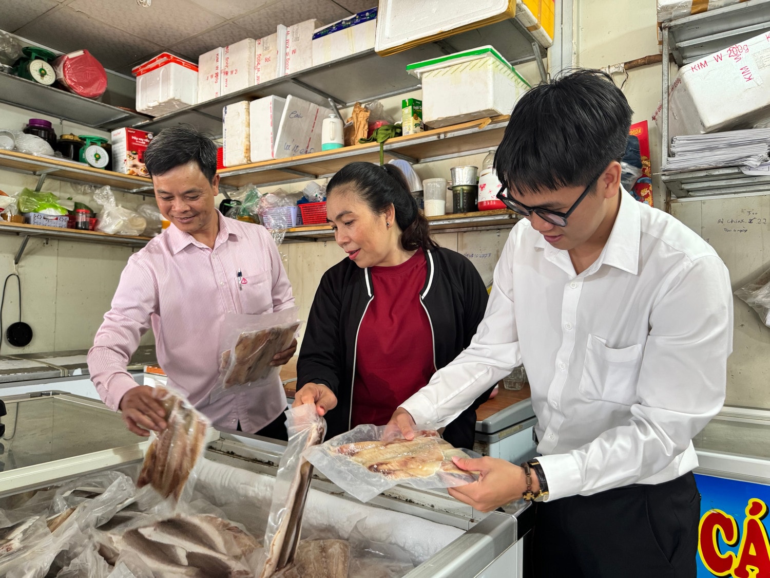 Phó Giám đốc NHCSXH Côn Đảo Phan Văn Quy (ngoài cùng bên trái) thăm, kiểm tra việc sử dụng vốn vay của hộ vay Võ Kiều Nga. Ảnh: Đức Kiên