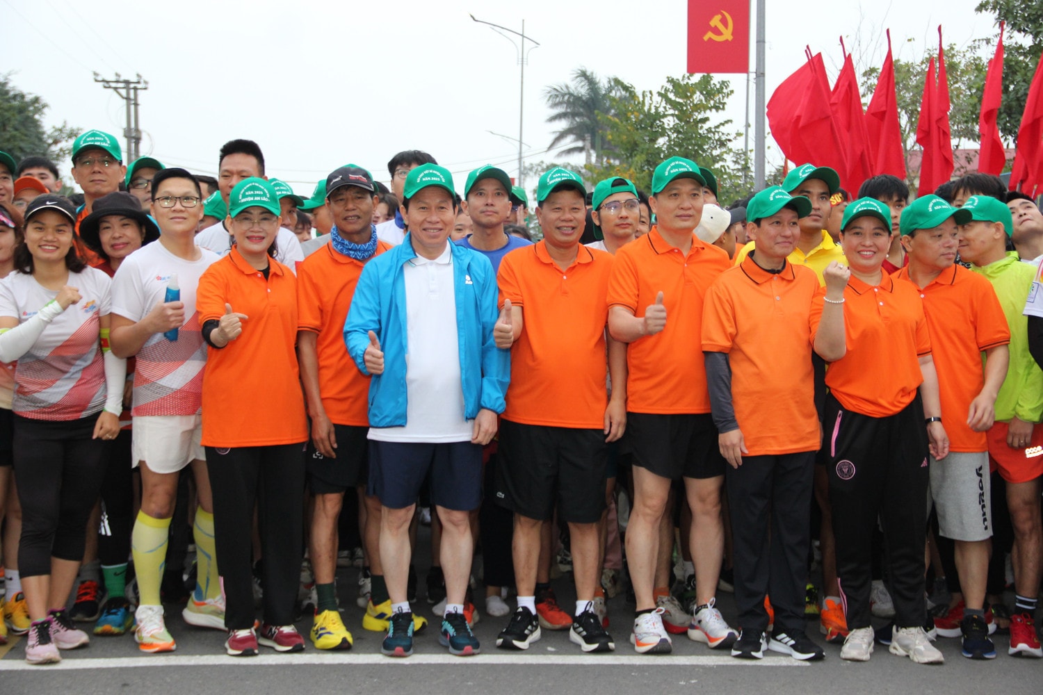 Lãnh đạo thành phố và các vận động viên tại khu vực xuất phát. Ảnh: Việt Cường